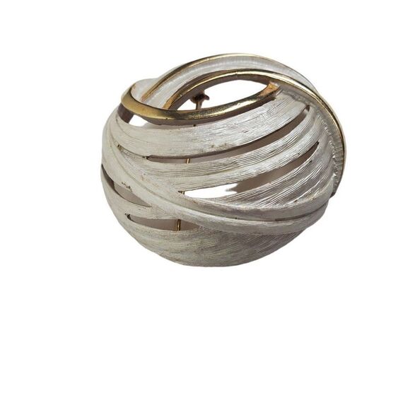 Vintage Round Swirl Dome Cutout Silvery White Enamel Gold Tone Metal Brooch Pin - Picture 4 of 10